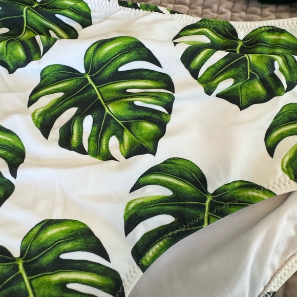 Cupshe - Green Monstera Print Ruffle Bikini -szXL - Picture 2 of 7